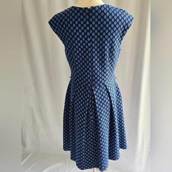 Maggy London Black Fit and Flare Sleeveless Mini Dress Blue Polka Dots Sz 10 - Picture 4 of 9